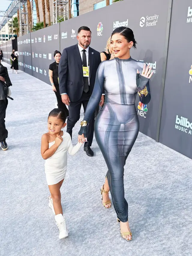 Dukung Travis Scott, Gaya Kylie Jenner Pakai ‘Naked’ Dress di Billboard Music Awards 2022 Disorot