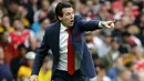 Pelatih Arsenal, Unai Emery menginstruksikan pemainnya saat bertanding melawan Aston Villa pada pertandingan lanjutan Liga Inggris di Stadion Emirates, London (22/9/2019). Arsenal menang tipis atas Aston Villa 3-2. (AFP Photo/Tolga Akmen)