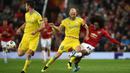 Gelandang Manchester United, Tahith Chong, mengirim umpan saat melawan Astana pada laga Europa League di Stadion Old Trafford, Manchester, Kamis (19/9). MU menang 1-0 atas Astana. (AFP/Oli Scarff)