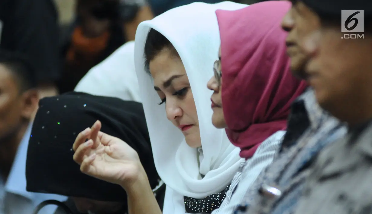 Istri Setya Novanto, Deisti Astriani Tagor menunduk saat mengikuti sidang lanjutan dugaan korupsi E-KTP di Pengadilan Tipikor, Jakarta, Rabu (20/12). Sidang beragendakan pembacaan eksepsi dakwaan oleh kuasa hukum. (Liputan6.com/Helmi Fithriansyah)