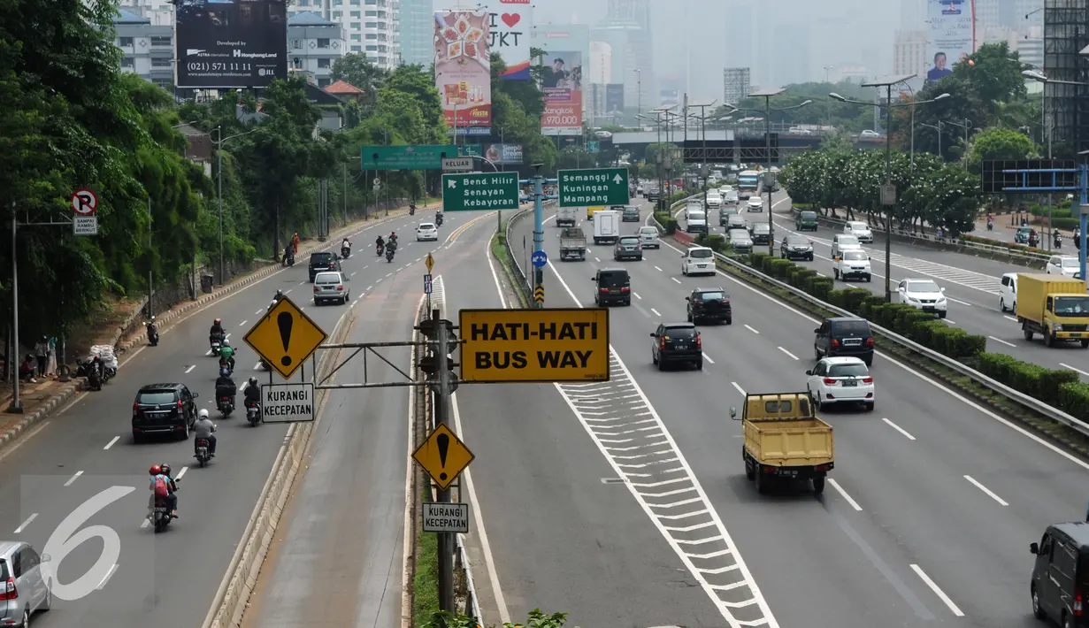 Sejumlah kendaraan melintas di Tol Dalam Kota Jakarta, Senin (4/1/2016). Pasca libur panjang perayaan Natal 20015 dan Tahun Baru 2016, sejumlah ruas jalan ibukota mulai dipadati pengendara. (Liputan6.com/Helmi Fithriansyah)