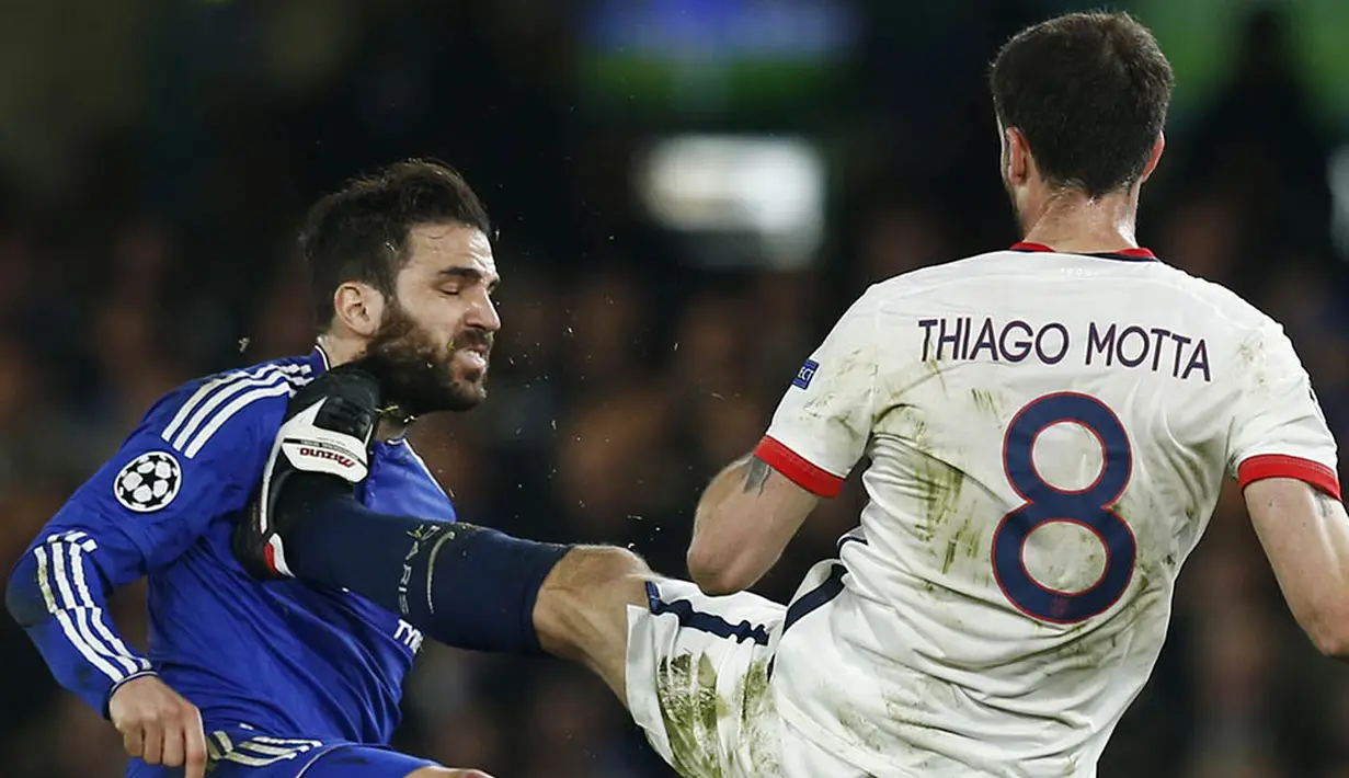 Kaki dari gelandang PSG, Thiago Motta , mengenai badan gelandang Chelsea, Cesc Fabregas. Meski bermain tandang, PSG lebih menguasai jalannya laga dengan penguasaan bola 56 persen. (Reuters/Eddie Keogh)