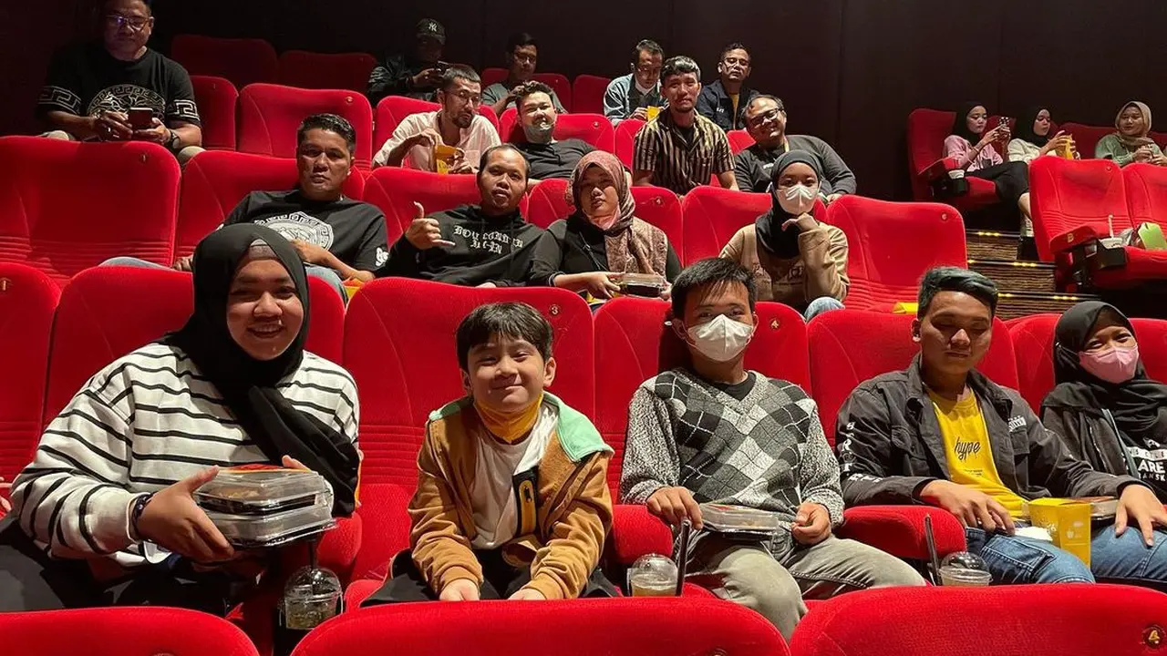 [Fimela] Rafathar nonton film