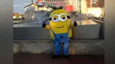 Seorang pria diminta untuk meninggalkan supermarket karena berusaha untuk membeli pisang dengan berpakaian Minion.