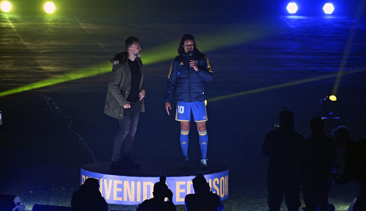 Bintang Uruguay, Edinson Cavani memberikan sambutan saat perkenalannnya sebagai pemain baru Boca Juniors di Stadion La Bombonera, Argentina, Senin (31/07/2023) waktu setempat. (AFP/Luis Robayo)