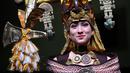 Seorang model memamerkan gaun yang terbuat dari cokelat selama Chocolate Fair di Brussels, Belgia, Kamis (21/2). Pameran ini bertema 'Taste and naturality: Nature offers something to suit all'. (EMMANUEL DUNAND/AFP)