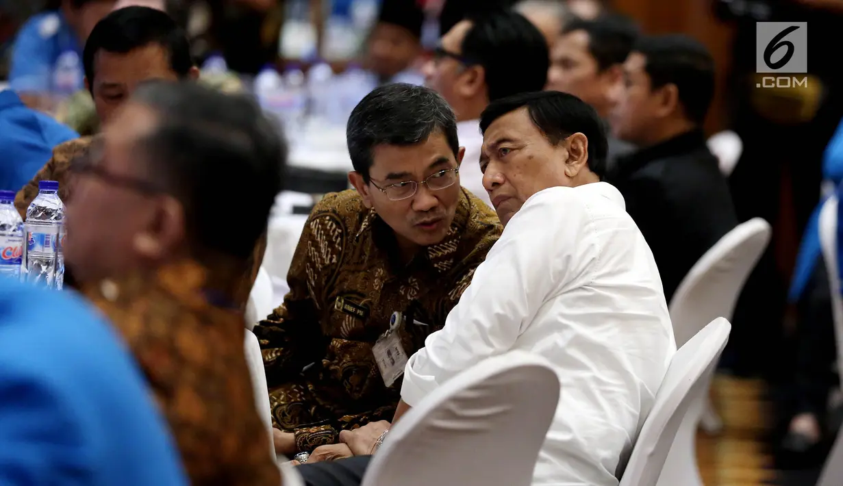 Menko Polhukam, Wiranto menghadiri acara Simposium Nasional Pemuda Indonesia, Jakarta, Rabu (30/8). Acara tersebut mengambil tema "Peran strategis Pemuda Indonesia dalam penguatan Pancasila sebagai Bangsa dan Bela Negara". (Liputan6.com/Johan Tallo)