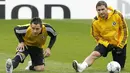 John Terry dan Frank Lampard melakukan streching di sesi latihan di Stamford Bridge, 5 Mei 2009, jelang leg kedua semifinal Liga Champions antara Chelsea vs Barcelona. AFP PHOTO/IAN KINGTON