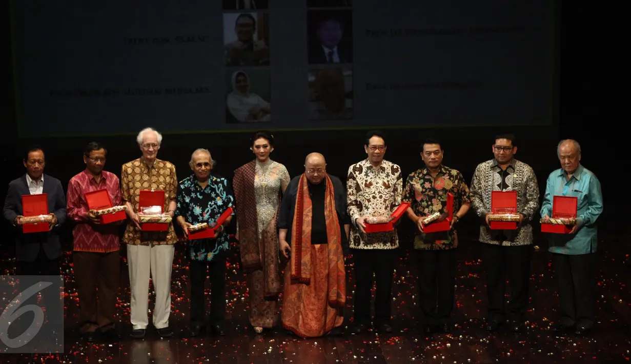 Ketua MURI, Jaya Suprana (kelima kanan) berpose bersama beberapa tamu undangan saat perayaan HUT MURI ke 26 di Gedung Kesenian Jakarta, Kamis (28/1/2016). (Liputan6.com/Yoppy Renato)