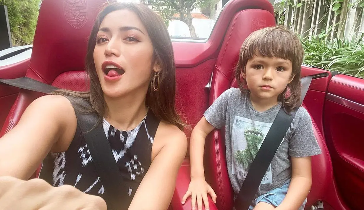 Padahal sebelumnya diberitakan Jedar dan Richard Kyle sudah mengakhiri hubungan asmara mereka. Terkait tudingan pernikahan siri tersebut, Jedar pun akhirnya buka suara. Ia mengaku bingung untuk menanggapinya. (Instagram/inijedar)