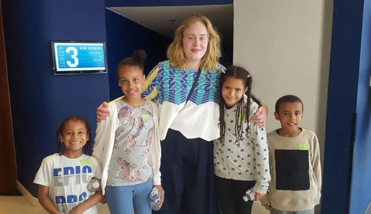 Hal ini terlihat saat sebuah akun Twiiter bernama GregWeir mengunggah foto yang menyertakan nama Adele. Dituliskan, Adele telah mengajak anak-anak pergi ke bioskop saat itu. (Twitter)