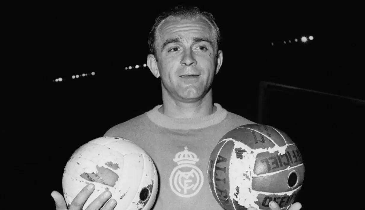 <p>Alfredo Di Stefano. Legenda Real Madrid asal Argentina yang wafat pada 7 Juli 2014 lalu dalam usia 88 tahun ini pernah memperkuat Real Madrid selama 11 musim mulai 1953/1954 hingga 1963/1964. Ia total tampil dalam 348 laga di semua ajang dengan torehan 267 gol dan 2 assist. Musim tertajamnya adalah musim 1956/1957 dimana ia mampu mencetak 43 gol dari 43 laga. (AFP/Staff)</p>