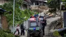 Pemerintah Kabupaten Tegal juga telah menetapkan status Tanggap Darurat Bencana Tanah Bergerak hingga 16 Februari 2026. Tampak dalam foto, warga menyelamatkan barang-barang mereka setelah pergerakan tanah melanda permukiman mereka di desa Padasari, Tegal, Jawa Tengah, Senin 9 Februari 2026. (DEVI RAHMAN/AFP)