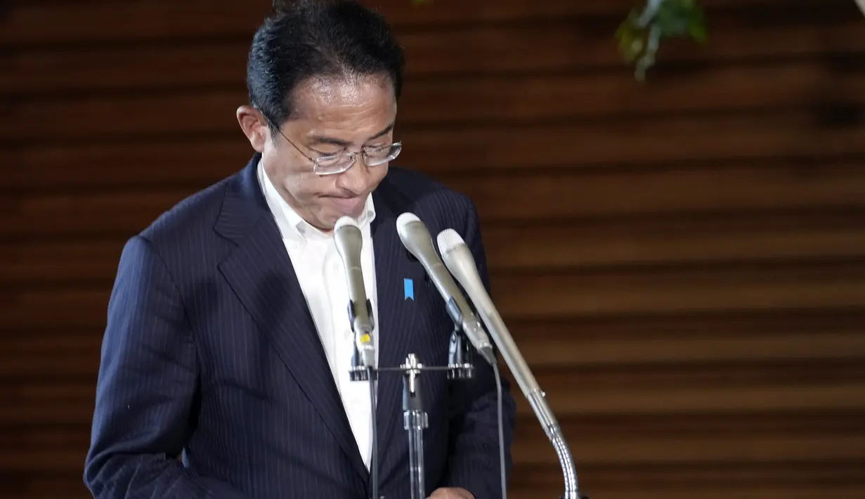 <p>Perdana Menteri Jepang Fumio Kishida, berhenti sejenak saat berbicara kepada media di kediaman resmi perdana menteri di Tokyo, Jumat (8/7/2022). Fumio Kishida mengutuk keras aksi penembakan terhadap mantan Perdana Menteri Jepang Shinzo Abe saat pidato kampanye. (AP Photo/Eugene Hoshiko)</p>