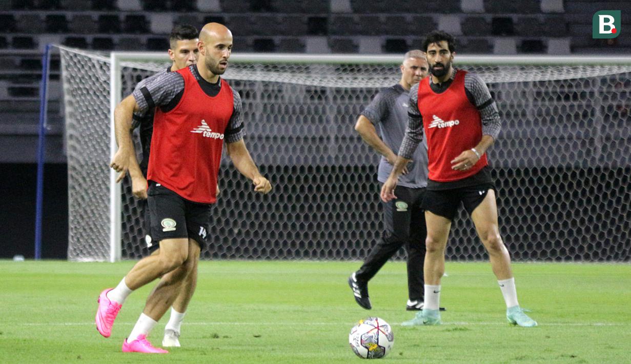 Pemain Timnas Palestina, Mohammed Rashid (tengah), menjalani sesi latihan bersama rekan senegaranya di Stadion Gelora Bung Tomo, Surabaya, Selasa (13/6/2023) malam jelang pertandingan FIFA Matchday melawan Timnas Indonesia. (Bola.com/Aditya Wany)