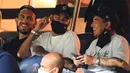 Pemain PSG, Neymar dan Leandro Paredes, menyaksikan pertandingan antara PSG melawan Metz pada laga Liga Prancis di Stadion Parc des Princes, Kamis (17/9/2020). Akibat pertikaian di laga melawan Marseille, Neymar dihukum larangan dua pertandingan. (AFP/Franck Fife)