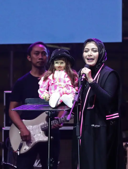 Ria Enes dan Boneka Susan (Bambang E Ros/Fimela.com)