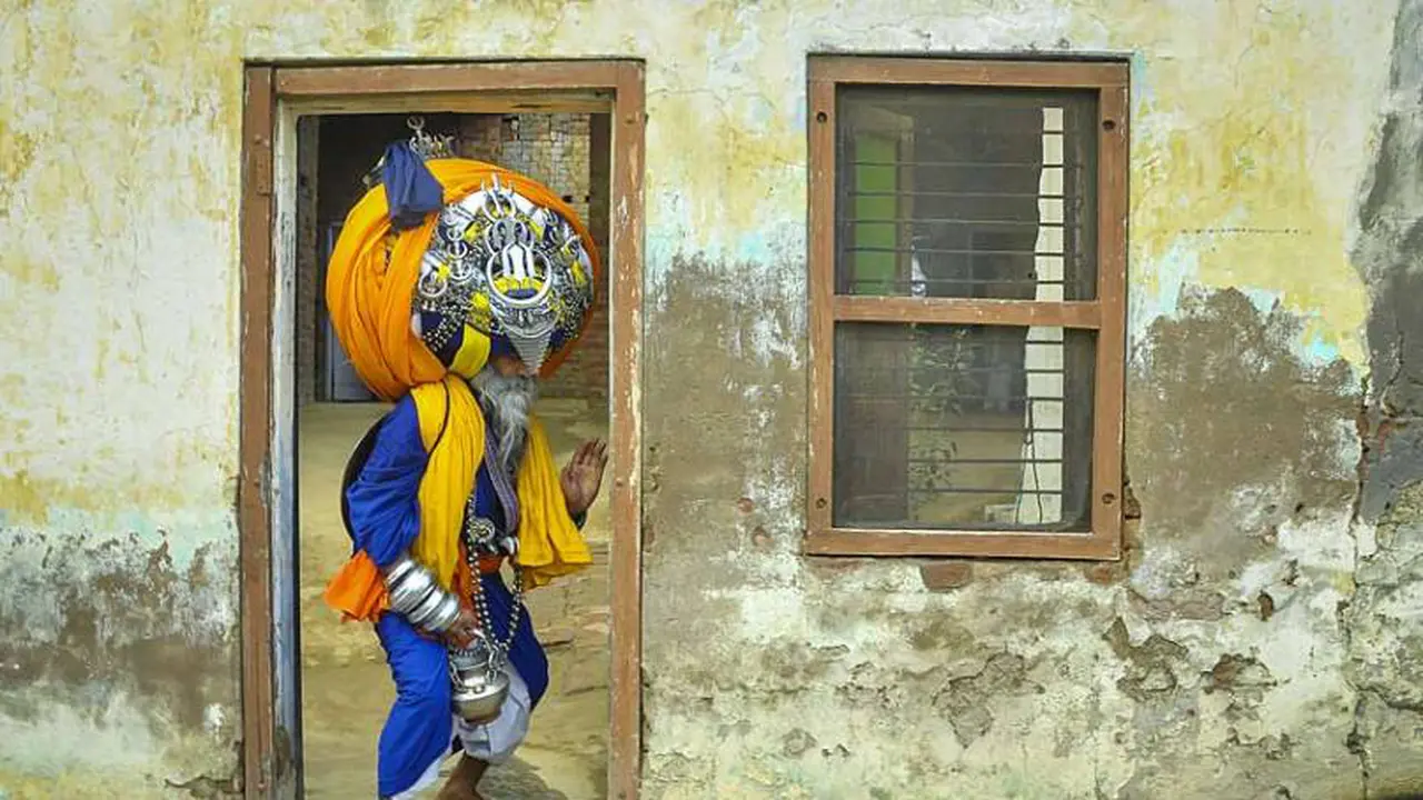 Kakek di India Tampil Nyentrik dengan Turban Terberat di Dunia