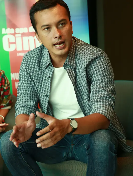 "Senang bisa ketemu banyak teman-teman lama. Jadi keingat lagi yang dulu-dulu pada kumpul dan nyanyi-nyanyi lagi," kata pemeran Rangga tersebut. (Galih W. Satria/Bintang.com)