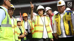 Menteri Keuangan Sri Mulyani bersama Menteri PUPR Basuki Hadimuljono meninjau Stadion Utama Gelora Bung Karno di Senayan, Jakarta, Kamis (23/11). Sri Mulyani dan Menteri Basuki mengunjungi sejumlah venue Asian Games 2018. (Liputan6.com/Angga Yuniar)