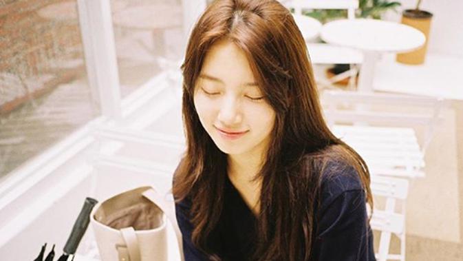 Berfoto dengan pose menutup mata, Suzy sukses bikin netizen gemes melihatnya. (Liputan6.com/IG/skuukzky)