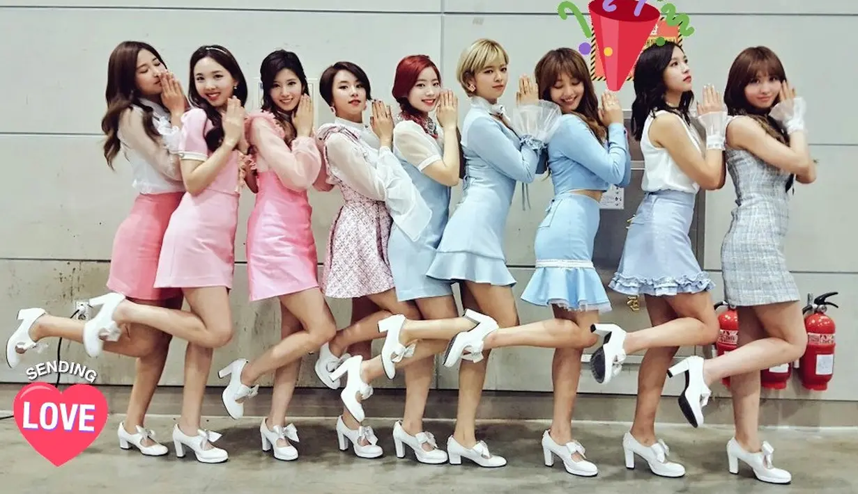 Seperti diketahui saat debut pertama kali, TWICE muncul dengan 9 personel dan sudah dianggap meniru konsep dari SNSD. Seperti MV Cheer Up yang punya konsep cheerleader. (Foto: soompi.com)