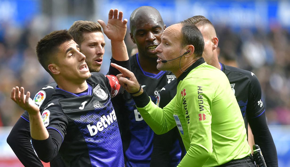 Pria berusia 44 tahun itu akan memimpin laga final Liga Champions pertamanya sepanjang kariernya sebagai wasit. (AFP/Ander Gillenea)