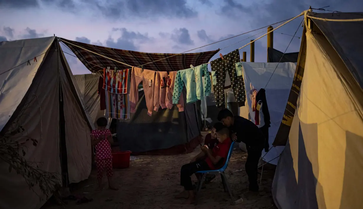 Ada sekitar 120 tenda yang didirikan untuk menampung warga Palestina yang mengungsi. (AP Photo/Fatima Shbair)
