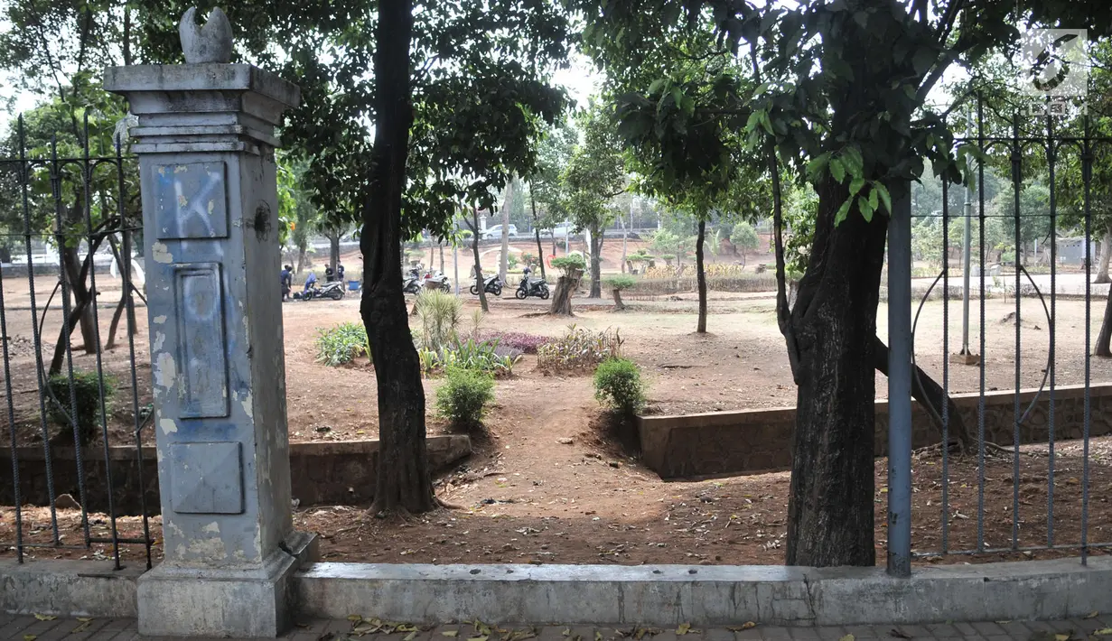 Kondisi pagar di Taman Jatinegara, Jakarta, Senin (16/9/2019). Kondisi ini membuat taman tersebut sepi pengunjung karena lebih banyak dihuni oleh PMKS dan pengamen. (merdeka.com/Iqbal S. Nugroho)