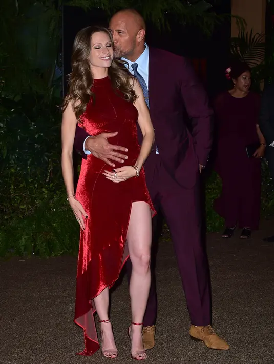 Dwayne Johnson memeluk dan mencium sang kekasih Lauren Hashian saat menghadiri pemutaran perdana film buatan Columbia Pictures "Jumanji: Welcome To The Jungle" di Hollywood, California (11/12). (AFP Photo/Christopher Polk)