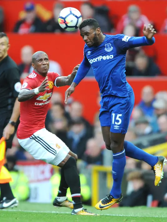 Pemain Manchester United, Ashley Young dan pemain Everton, Cuco Martina berebut bola pada laga pekan kelima Liga Inggris 2017/2018 di Stadion Old Trafford, Minggu (17/9). Tanpa ampun, Everton dipermak Red Devils dengan skor 0-4. (AP Photo/Rui Vieira)