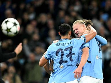 Pemain depan Manchester City, Erling Haaland (kanan) bersama Matheus Nunes merayakan golnya pada matchday 3 Liga Champions 2024/2025 melawan Sparta Praha di Stadion Etihad, Manchester, Inggris, pada Rabu 23 Oktober 2024 atau Kamis 24 Oktober 2024 dini hari WIB. (Oli SCARFF/AFP)