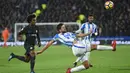 Bek Huddersfield, Tommy Smith, membuang bola dari kejaran gelandang Chelsea, Willian, pada laga Premier League di Stadion John Smith, Huddersfield, Selasa (12/12/2017). Huddersfield kalah 1-3 dari Chelsea. (AFP/Oli Scarff)