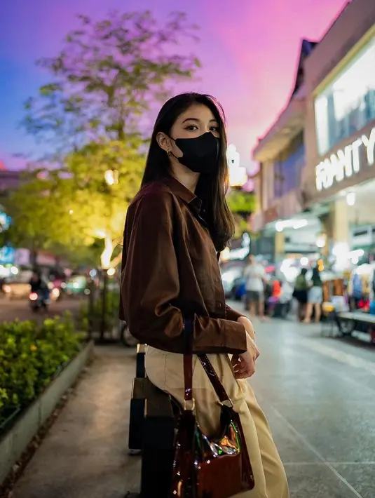 Gaya Shani JKT48 saat menikmati suasana syahdu di kawasan Malioboro mencuri perhatian. Outfit Shani yang memakai outer cokelat ini terlihat menawan. Gaya penampilan simpel tapi menawan dari Shani JKT48 ini berhasil bikin para penggemarnya kian menyukainya. (Liputan6.com/IG/@jkt48shani)
