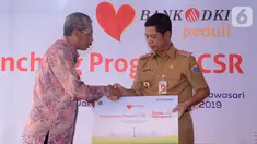 Dirut Bank DKI, Zainuddin Mappa (kiri) menyerahkan program kebun hidroponik Bank DKI kepada Walikota Kota Administrasi Jakarta Barat, Rustam Effendi pada peluncuran program CSR kebun hidroponik Bank DKI di Rusunawa KS. Tubun, Jakarta (15/10/2019). (Liputan6.com/HO/Budi)