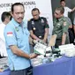 Deputi Pemberantasan BNN Arman Depari memperlihatkan barang bukti sabu saat rilis penyelundupan narkoba jaringan Malaysia di Jakarta, Selasa (16/10). BNN membongkar 4 kasus narkoba dengan mengamankan 17 tersangka. (Liputan6.com/Immanuel Antonius)