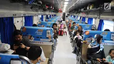 Sejumlah penumpang berada dalam kereta api di Stasiun Pasar Senen, Jakarta, Selasa (16/4). PT KAI Daop 1 Jakarta mengoperasikan 11 KA tambahan guna mengantisipasi melonjaknya penumpang pada libur panjang akhir pekan ini. (Liputan6.com/Herman Zakharia)