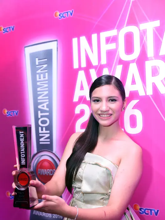 Nama Cassie mulai dikenal sejak perannya sebagai Farah sinteron 'Alphabet'. Sinteron yang tayang di SCTV ini dibintangi oleh Michelle Ziudith dan Rizky Nazar. Ia bermain bersama pacarnya Randy Martin. (Nurwahyunan/Bintang.com)