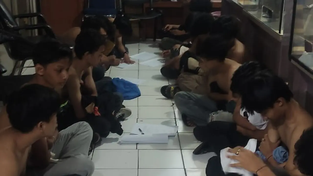 Sebanyak 15 orang remaja ditangkap karena diduga hendak tawuran di Taman Cemara, Rawa Barat, Kebayoran Baru Jakarta Selatan, pada Minggu (18/12/2022) dini hari.