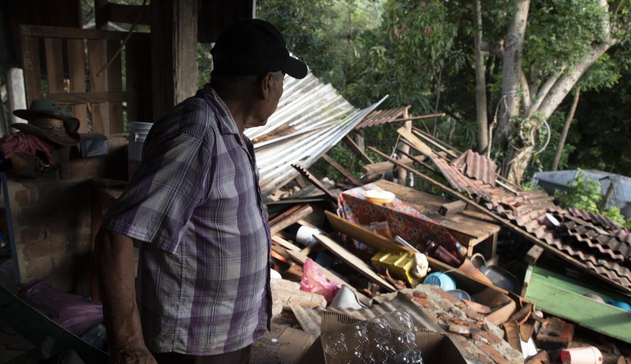 Seorang warga berjalan di rumahnya yang rusak parah akibat gempa bumi di Huizontla, negara bagian Michoacan, Meksiko, Selasa (20/9/2022). Sebagian besar kerusakan terjadi di negara-negara Pasifik, dekat dengan pusat gempa Michoacan. (AP Photo/Armando Solis)