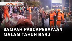 Pasca-perayaan malam pergantian tahun di kawasan Bundaran HI, Jakarta Pusat, Petugas PPSU dan Dinas Lingkungan Hidup Jakarta, sibuk melakukan bersih-bersih sampah, pada Kamis dini hari. Petugas melakukan bersih-bersih dengan menggunakan sapu hingga m...