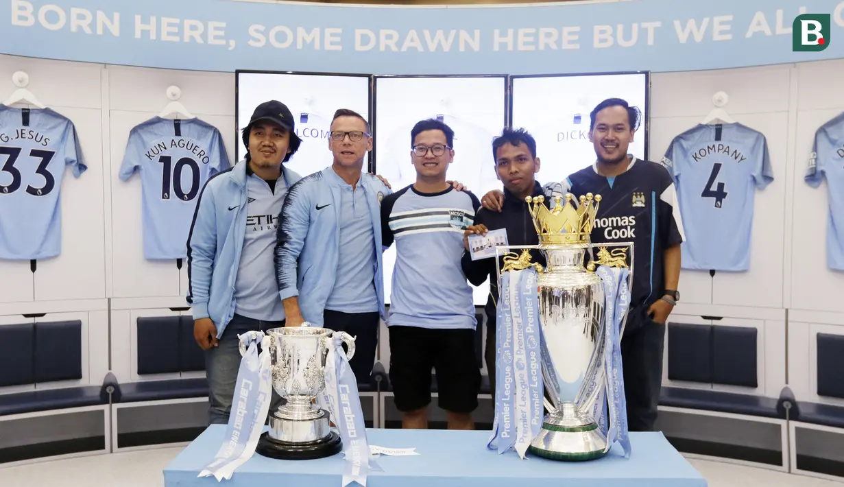 Legenda Manchester City, Paul Paul Dickov, foto bersama fans di Mall Summarecon Serpong, Sabtu (29/09/2019). Selain menjumpai fans, acara tersebut juga dalam rangka Tur Trofi Centurion Manchester City. (Bola.com/M Iqbal Ichsan)