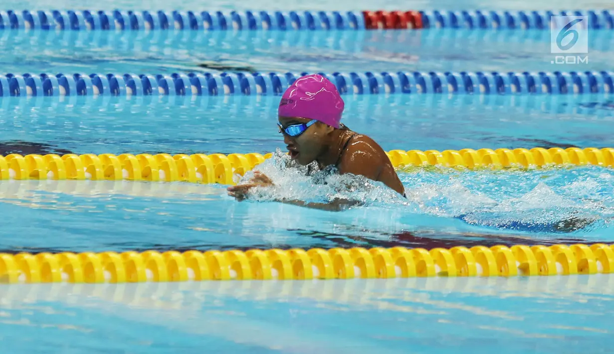 Atlet Indonesia Syuci Indriani memacu kecepatannya dalam babak final nomor 100 meter renang gaya dada klasifikasi SB14 Asian Para Games 2018 di Stadion Akuatik GBK, Jakarta, Senin (8/10). Syuci Indriani berhasil meraih emas. (Merdeka.com/Imam Buhori)