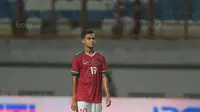 Pemain Timnas Indonesia U-23, Miftahul Hamdi saat melawan Suriah U-23 pada laga persahabatan di Stadion Wibawa Mukti, Bekasi, Rabu (16/11/2017). Indonesia kalah 2-3. (Bola.com/NIcklas Hanoatubun)