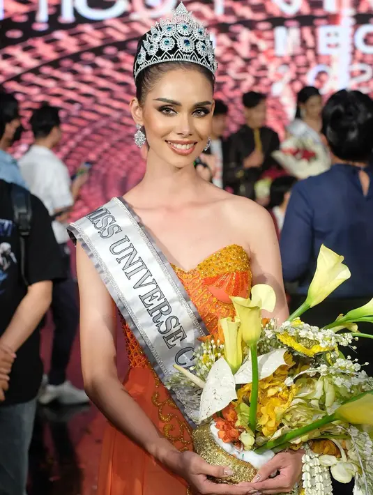 Hang Manita berusia 23 tahun saat dirinya dinobatkan sebagai Miss Universe Kamboja 2022 pada maam final yang digelar 15 Juni 2022. Ia akan mewakili Kamboja di Miss Universe 2022. (Instagram/nita_hang)