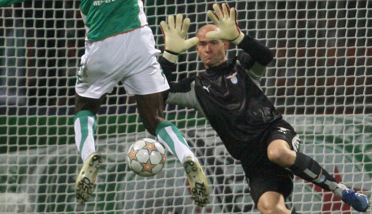 Marco Ballotta membela Lazio semenjak 1997, tapi ia hanya berseragam biru langit selama tiga musim, lantaran pada 2000 dirinya ditransfer ke Inter. (Foto: AFP/John MacDougall)