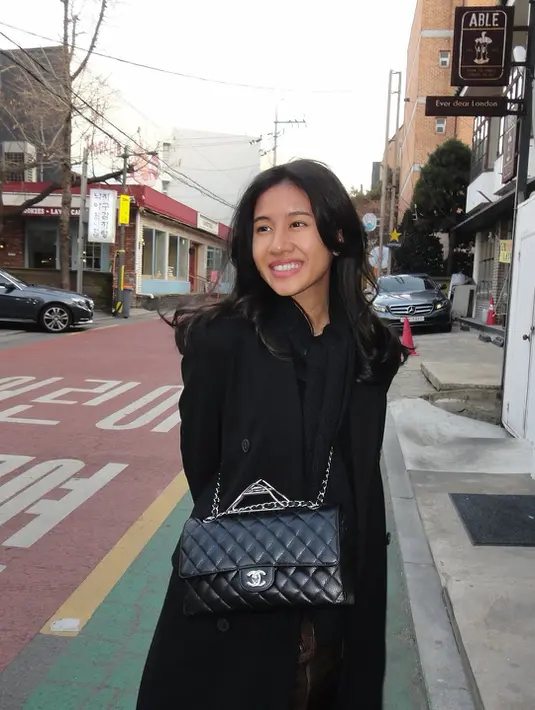 Keseluruhan gaya Shenina Cinnamon ini memperlihatkan bahwa tampilan musim dingin tidak harus ribet. Cukup dengan layering yang tepat, permainan warna netral, dan sepatu boots andalan, siapa pun bisa tampil hangat sekaligus modis.