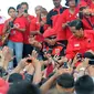  Sesekali Jokowi merendah ke arah simpatisan agar bisa lebih dekat dengan  para pendukungnya (Liputan6.com/Herman Zakharia)