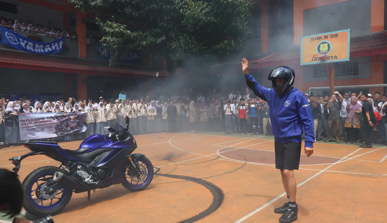 Toprak Razgatlioglu didatangkan Yamaha untuk melakukan serangkaian kegiatan di Indonesia. Tampak dalam foto, pembalap rookie Prima Pramac Racing, Toprak Razgatlioglu saat menyapa siswa/siswi SMK Negeri 39 di kawasan Cempaka Putih, Jakarta Pusat, Selasa (20/1/2026). (Bola.com/M Iqbal Ichsan)