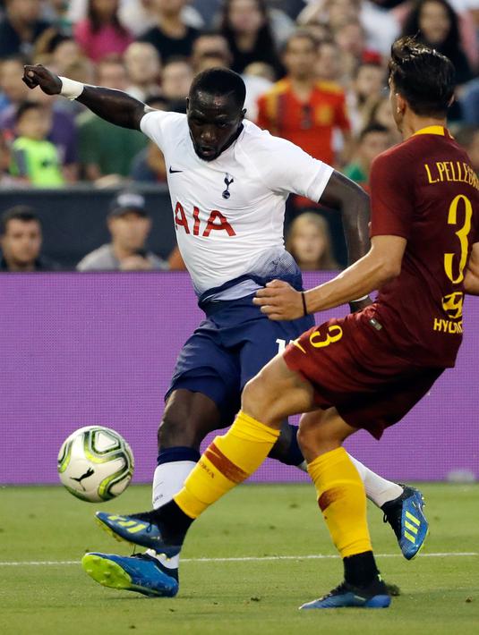 Bek Tottenham Moussa Sissoko berusaha mengumpan bola dari kawalan bek AS Roma Luca Pellegrini saat bertanding pada pertandingan International Champions Cup di San Diego (25/7). Tottenham menang telak 4-1 atas Roma. (AP Photo/Gregory Bull)